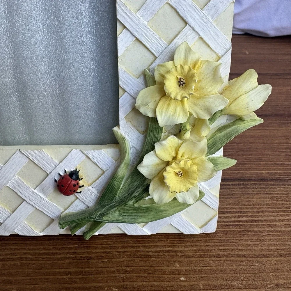 Vintage Floral Picture Frame Daffodils Ladybug Lattice Design Resin 4x6